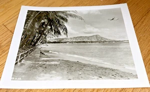 Veduta anni 50 della spiaggia TESTA DI DIAMANTE HAWAII con fotografia DC-7 UNITED AIRLINES - Foto 1 di 6