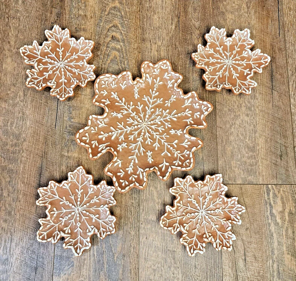 Conjunto de 4 pratos de aperitivo e 1 prato Pottery Barn Gingerbread Snowflake - Imagem 1 de 4