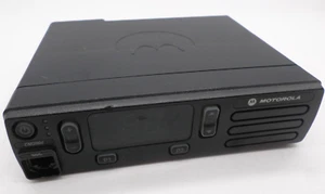 Motorola CM200d UHF Digital 403-470 MHz 25 Watts AAM01QNC9JA1AN - Zdjęcie 1 z 12