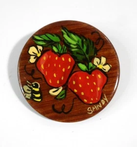 Vintage ROUND WOOD PIN w/ STRAWBERRIES BUMBLEBEE Hand Painted Signed Sandy 1.5" - Picture 1 of 6