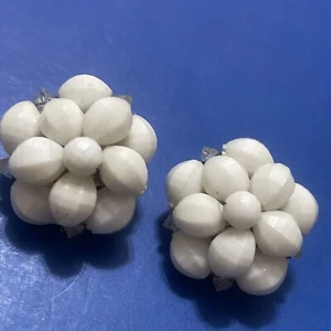 Orecchini Vintage Hong Kong Firmati Bianco Grappolo Perline Clip-On Tono Argento 1" - Foto 1 di 7