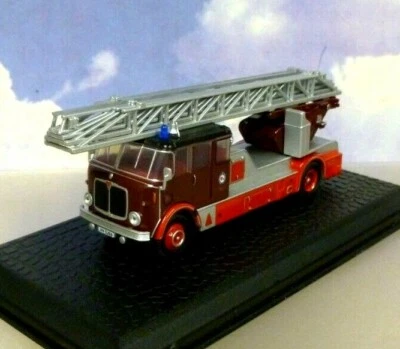 OXFORD 1/76 AEC MERCURY TURNTABLE LADDER NEWCASTLE/GATESHEAD FIRE ENGINE 76AM002 - Image 1 of 2