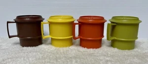 4 Vintage Tupperware Harvest Colours Stackable Coffee Cups Mugs Lids Coasters - Foto 1 di 7