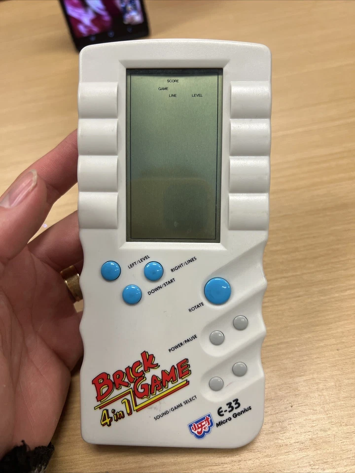Consola de Videojuegos Micro Genius Brick Game 4 en 1 Modelo E-33 Usada Foto 1 de 2