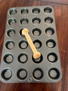The Pampered chef mini muffin 24 pan with wooden tart shaper - Foto 1 di 4