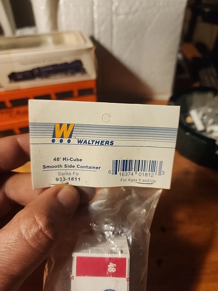Walthers #933-1811 HO Scale Santa Fe 48' Hi-Cube Container w/2-Axle Chassis