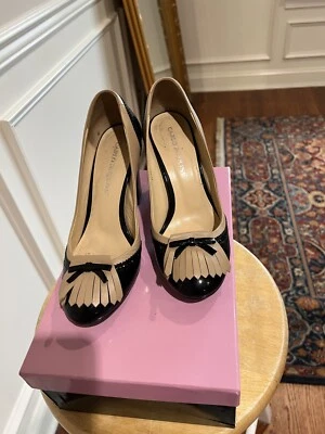 Zapatos de salón Carlo Pazolini para mujer de cuero tostado con detalles de charol negro  Foto 1 de 4