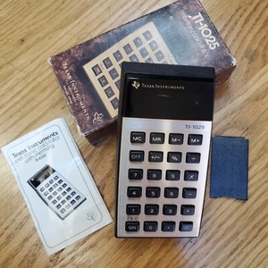 Texas Instruments TI 1025 Taschenrechner mit Box manuell Batteriedeckel ist beschädigt - Bild 1 von 14