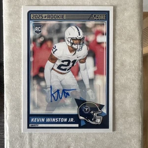 2025 Score Kevin Winston Jr. RC AUTO SP #97 Tennessee Titans Rookie C8 - Bild 1 von 6