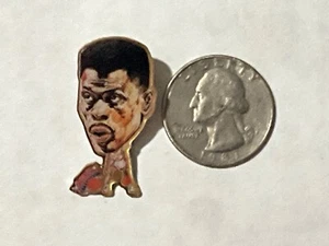 Patrick Ewing New York Knicks LAPEL PIN 1.25” NBA PIN HEADS SCORE BOARD 95-96 - Picture 1 of 2