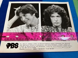 GAY LBGTQ Doctor Author MENOPAUSE MENSTRUATION PBS TV 1974 SMOKING PRESS PHOTO - Picture 1 of 3