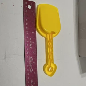 Box Of 25 8 in. Yellow Sand Shovels - Picture 1 of 5