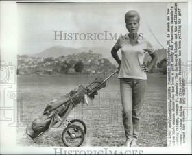 1961 Press Photo Francoise Pellegrino golf caddy at Cannes France - nes53818