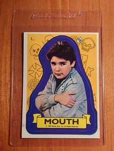 1985 TOPPS THE GOONIES STICKER CARD -  MOUTH MINTY  #7 VINTAGE  SKULL