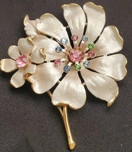 Vintage Estate weiß Doppelblume Emaille rosa blau grün Strasssteine 3" - Bild 1 von 4