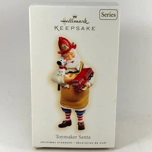 2008 Toymaker Santa Hallmark Ornament #9 - hält Feuerwehrauto und Dalmatiner - Neu im Karton - Bild 1 von 4