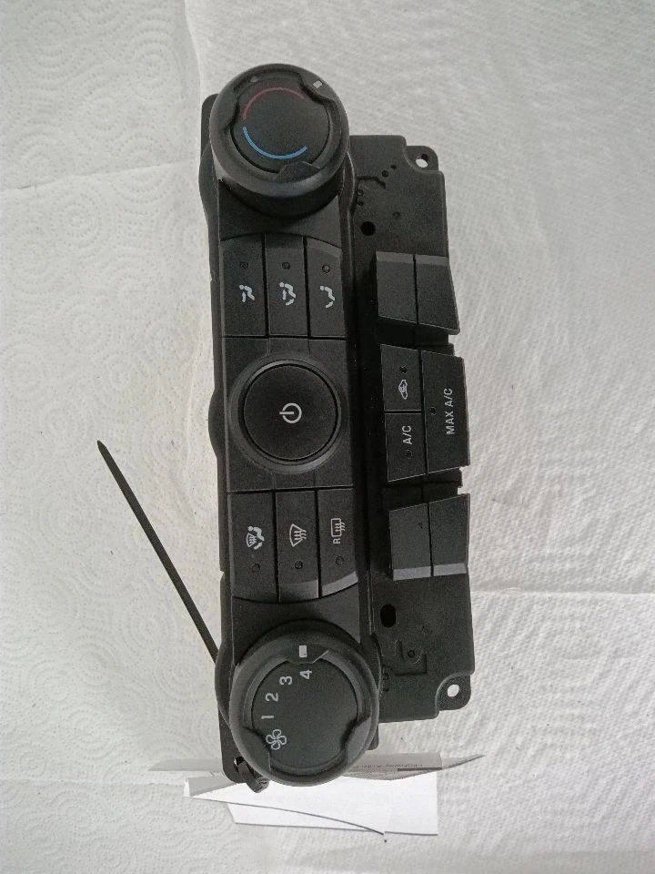 08 09 10 2011 Ford Focus control de temperatura con aire acondicionado | sin asientos térmicos Foto 1 de 4