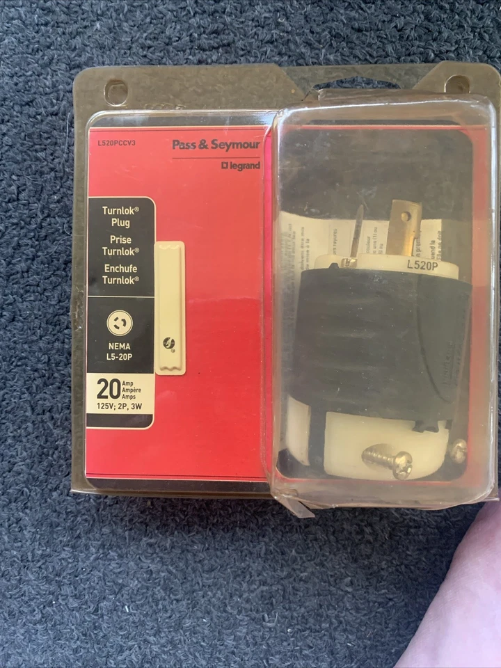 Legrand NEMA L6-20R 20-Amp-Volt 3-Wire Turnlok Grounding Connector L620CCCV3 - Image 1 of 1
