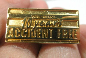 Walmart employee 10 Years Accident Free promotional ad lapel hat pin pinback - Bild 1 von 2