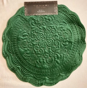 TAHARI TISCHSETS (4) GRÜN SAMT 15 ZOLL RUND 100 % POLYESTER NEU IN VERPACKUNG - Bild 1 von 2