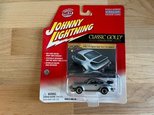 Collezione Johnny Lightning Chris Kampf's Porsche 911 Turbo Classic Gold 1982 - Foto 1 di 5