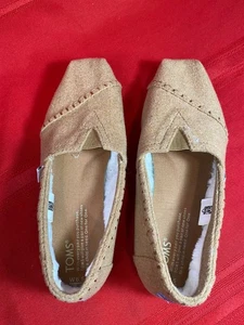 Toms Alpargata Damen-Slipper Größe 6,5 hellbraun Wildlederimitat gefüttert hervorragender Zustand - Bild 1 von 18