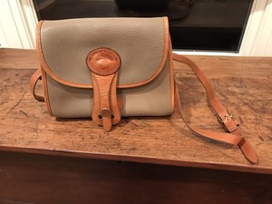 dooney and bourke beige handbolsa