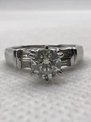 BEAUTIFUL 14K White Gold Round Solitaire & Baguette Diamond Engagement Ring 5.1g - Image 1 of 4