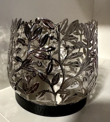 Funda portavelas Bath & Body Works 3 mechas enredaderas plateadas base de madera oscura moderna Foto 1 de 4