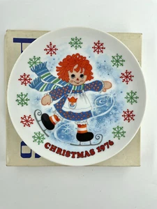 Vintage 1976 Schmid Raggedy Ann Christmas Plate Decorative Skating and Snowflake - Picture 1 of 8