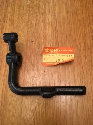 Reposapiés derecho genuino nuevo Suzuki GS250T 43511-11400-019 Foto 1 de 4