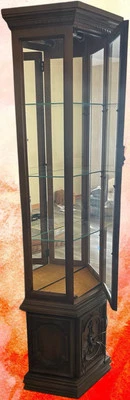 Armario para curiosidades de madera iluminada Foto 1 de 2