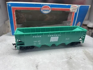 Model Power HO Scale 40' 4 Bay Quad Hopper Penn Central 258601 - Bild 1 von 4