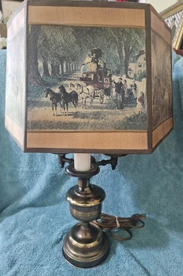 Candelabro vintage de latão com intrincado abajur estilo vitoriano - Imagem 1 de 4