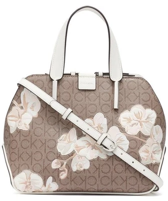 Cartera Calvin Klein Audrey Triple Compartimento, Repujado Floral Almendra, Talla Única Foto 1 de 2