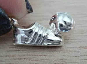 Dije pelota de fútbol y zapato de fútbol hueco brillante plata esterlina 20x8 mm - Imagen 1 de 6