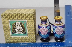 Par de jarrones cloisonné chinos artesanales de 4′′ con motivos de peonía y aves + caja - Imagen 1 de 8