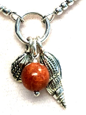 OU COLAR CORRENTE DE CONTAS ESTERLINAS PAZ COM BERLOQUES DE CORAL LARANJA E CONCHA (M4113-23 - Imagem 1 de 4