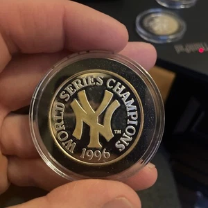 NY YANKEES 1996 World Series Coin - 1 Troy OZ .999 Silver Coin. Ltd Edition Gold - Picture 1 of 2