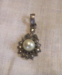 Colgante de plata 925 (esterlina) imitación perla acento marcasita muy pequeño retro - Imagen 1 de 7