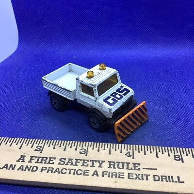 Camioneta pickup Matchbox Unimog escala 1:76 vintage 1983 arado blanco rojo amarillo negro Foto 1 de 4