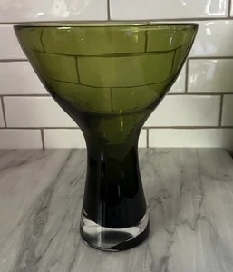 MID CENTURY MODERN GLASS VASE - Beautiful VINTAGE Evergreen Color 9" MCM Avocado - Picture 1 of 10