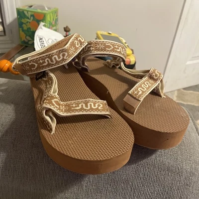 Sandalias de plataforma Teva Bandana Lion 8 tostadas para mujer  Foto 1 de 4