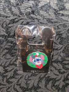 NEU Disney 2008 Lilo (und Stitch) Weihnachtskranz Feiertage Mystery Trading Pin - Bild 1 von 2