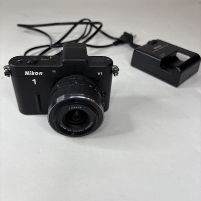 Cámara digital Nikon 1 V1 sin espejo con tarjeta de memoria cargador de lente NIKKOR 10-30 mm Foto 1 de 4