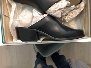 NEW IN BOX Women's Shoes Size 8.5 Bandolino Black Slip-Ons - Picture 1 of 4