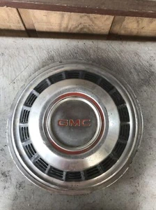 75-81 GMC truck/ van/ motor home hubcap - Picture 1 of 9