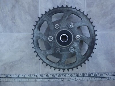 Yamaha XJ550 1982 Maxim Y404-3) rueda trasera piñón y soporte Foto 1 de 4