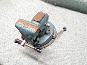 Vintage kleiner drehbarer Schraubstock zwei Backen Schmuck Uhr Reparatur Markenlos - Bild 1 von 5