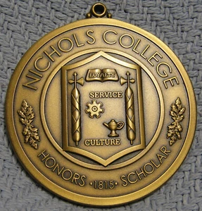 NICHOLS COLLEGE * Honors Scholar * 2011 * geschlungene BRONZE * 2,5" 63,5mm Anhänger - Bild 1 von 3